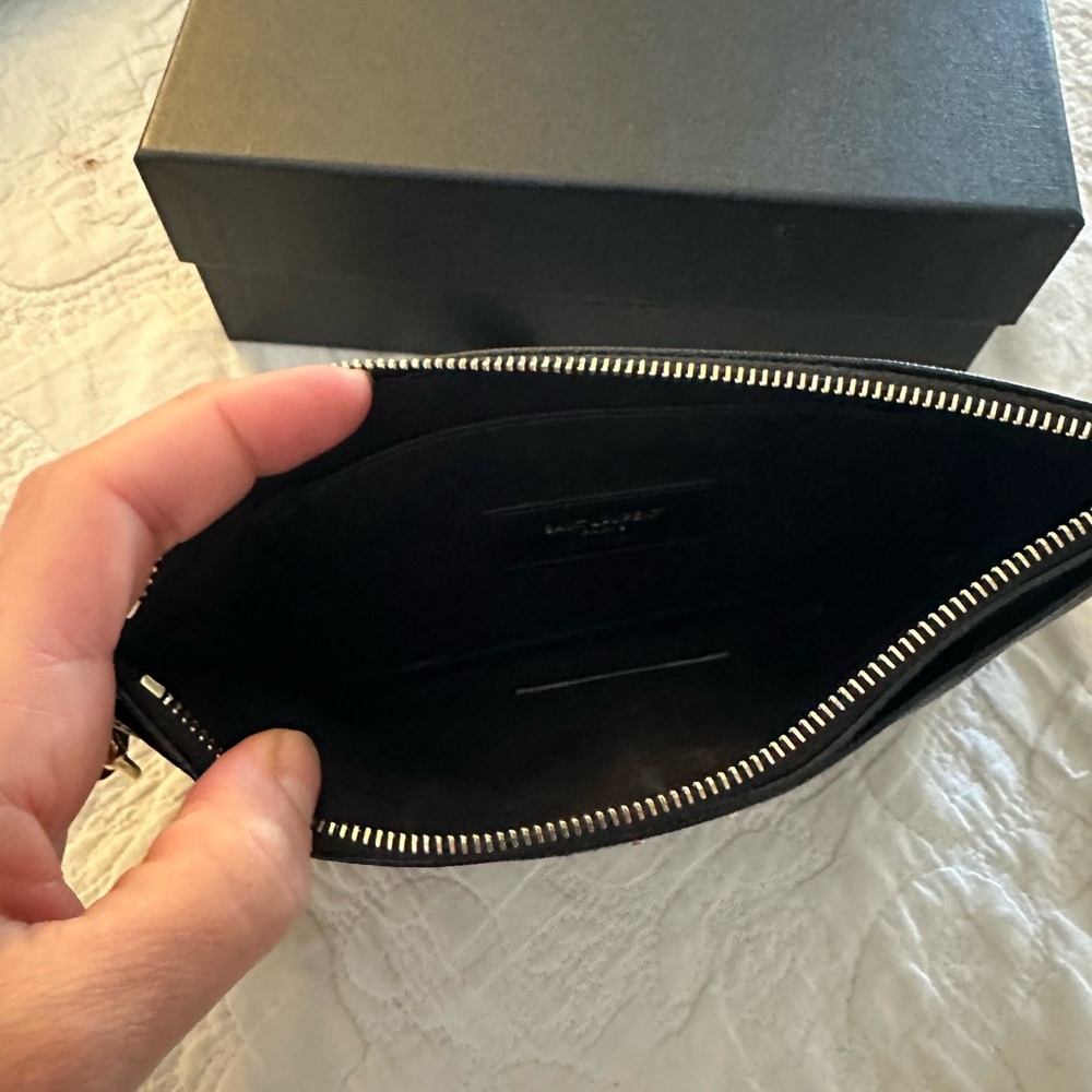 YSL CASSANDRE MATELASSÉ LARGE ZIPPED POUCH IN GRAIN DE POUDRE EMBOSSED LEATHER - Picture 2 of 4